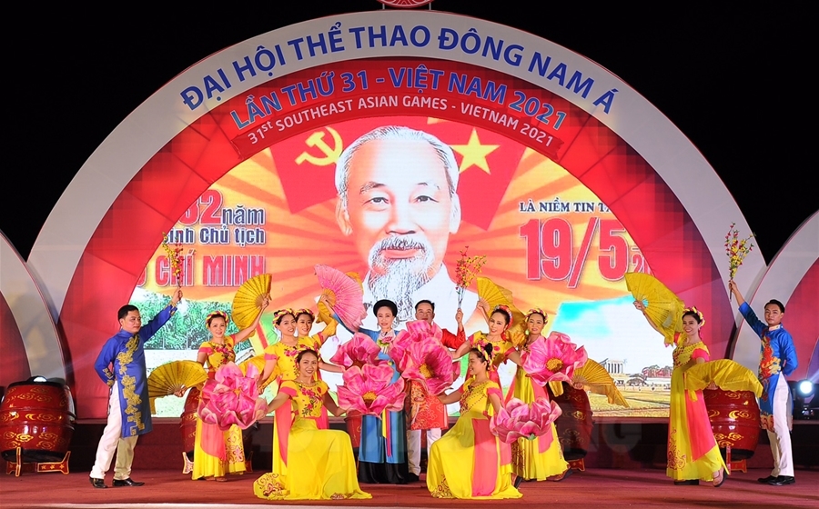 Ca múa nhạc chào mừng 132 năm ngày sinh Chủ tịch Hồ Chí Minh
